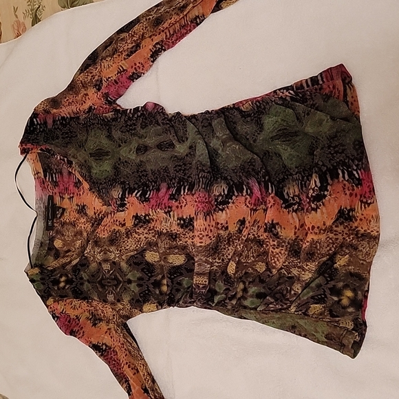 Brand New. Never Worn. Colorful Tunic Top. Size Medium - Picture 4 of 4